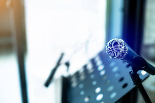Microphone avec lutrin de musicien flou ou support de musique dans le studio de musique. Concept de haut-parleur. - Photo, image