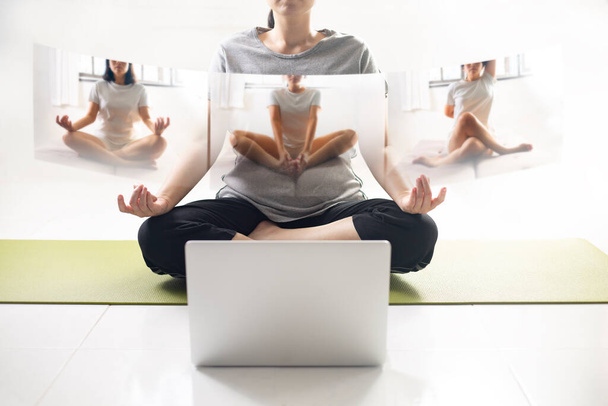 Kobiety korzystające z laptopa nauka jogi w domu poprzez jogę szkolenia online. Kobieta studiująca jogę w domu poprzez wideokonferencje. kobiety zaczynają praktykować medytację. - Zdjęcie, obraz