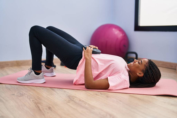 African american woman smiling confident training abs exercise at sport center - Fotografie, Obrázek