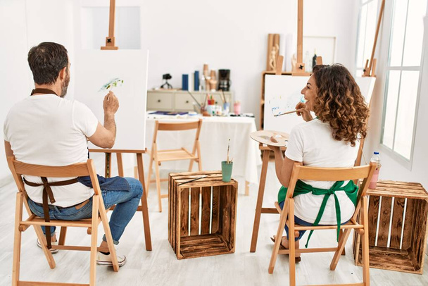 Δύο μαθητές μέσης ηλικίας στο bavk view ζωγραφική στο στούντιο τέχνης. - Φωτογραφία, εικόνα