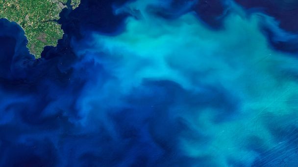 Luftaufnahme des türkisfarbenen Ozeans vom klaren Himmel, Ansicht der Meeresstruktur Hintergrund, Tapete im Verhältnis 16: 9, Phytoplanktonblüten in den Gewässern rund um England, Elemente dieses Bildes von der NASA eingerichtet. - Foto, Bild