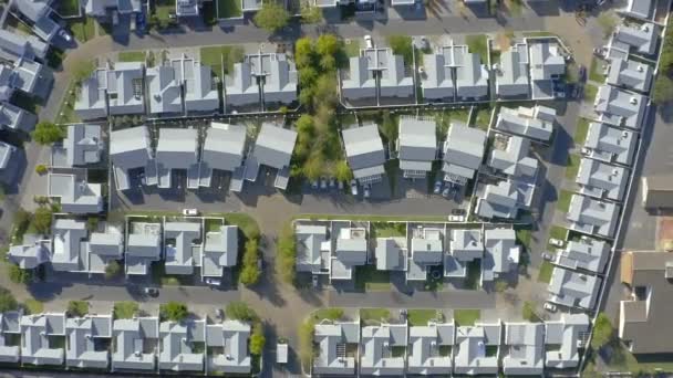 Nagy látószögű drónfelvételek otthonok beépített lakóövezetben. - Felvétel, videó