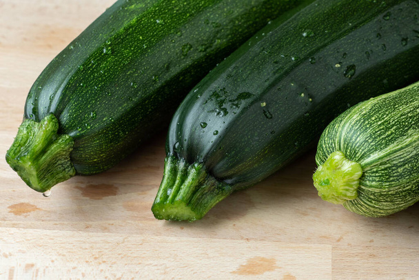 Fresh zucchini on cutting board - Foto, Imagem