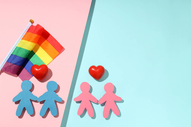 Konzept der lgbtq Elternfamilie auf zweifarbigem Hintergrund - Foto, Bild