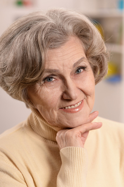 Ηλικιωμένη γυναίκα στο σπίτι - Φωτογραφία, εικόνα