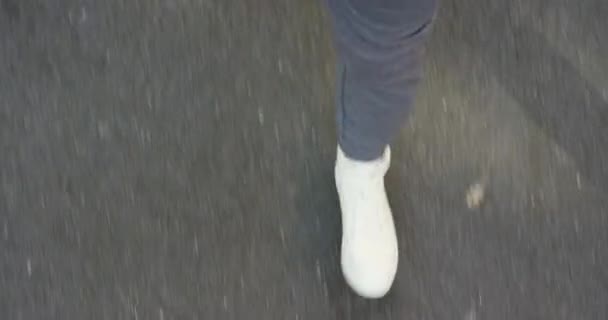 Imagens de vídeo 4k de um homem irreconhecível andando fora. - Filmagem, Vídeo