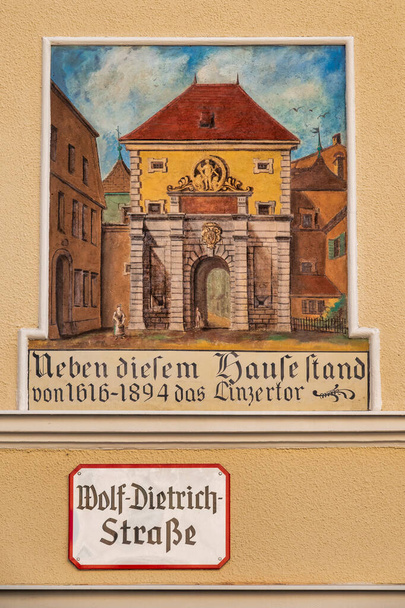 Commemorative plaque for the inner Linzertor in Linzer Gasse, Salzburg, Austria,  - Foto, Imagen