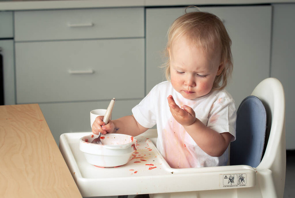 bebé lindo niño aprender a comer sopa. Foto de alta calidad - Foto, Imagen
