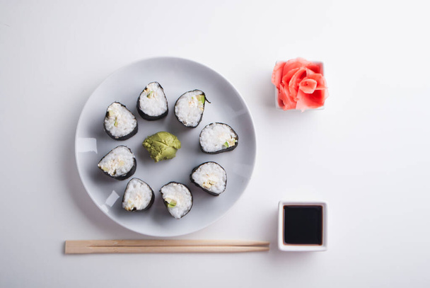 Montaje de rollos de sushi vegetariano. Foto de alta calidad - Foto, imagen