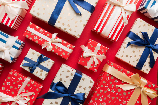 Un sacco di scatole regalo di Natale in carta colorata decorata sul tavolo, Vista dall'alto da vicino. Molti presentano il regalo di Capodanno. - Foto, immagini