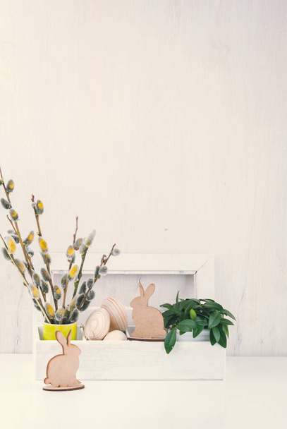Huevos de madera de conejo decoración de Pascua. Foto de alta calidad - Foto, imagen