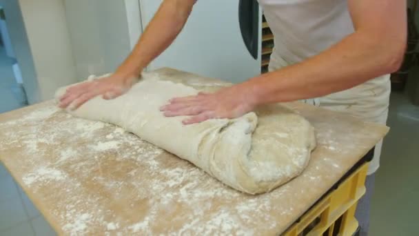 Пекарь делает свежее тесто на кухне. Высококачественные 4k кадры - Кадры, видео