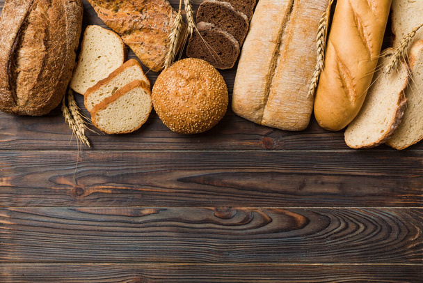 Домашні натуральні хліби. Різні види свіжого хліба як фон, вид зверху з місцем для копіювання
. - Фото, зображення