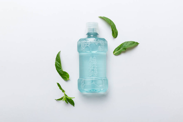 Mouthwash and fresh mint on colored background, top view with copy space for text. - Φωτογραφία, εικόνα