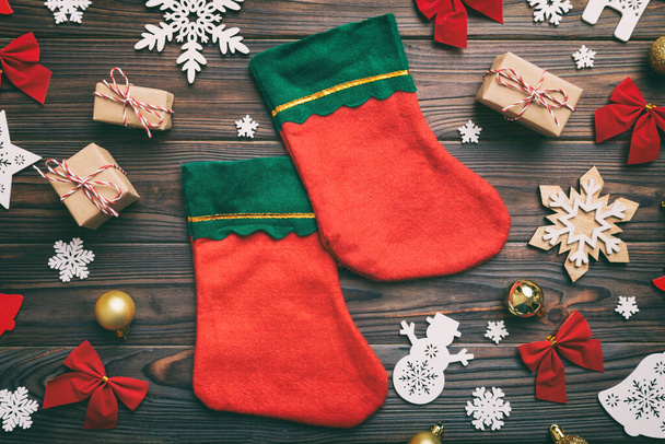 Santa roten Socken Draufsicht auf dem farbigen Hintergrund mit leerem Raum. Weihnachtlicher Hintergrund. - Foto, Bild