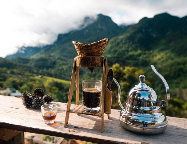 Házi készítésű csepegtető kávé helyi lakosoktól, házi készítésű csepegtető kávéfőző berendezés - Fotó, kép