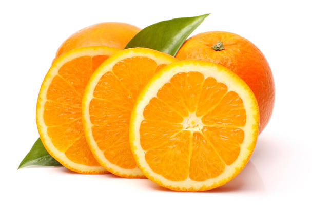 Свежие апельсины с листьями
 - Фото, изображение
