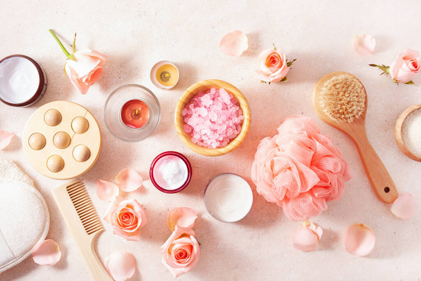 produits de soins de la peau et fleurs roses. cosmétiques naturels pour soins spa à domicile - Photo, image
