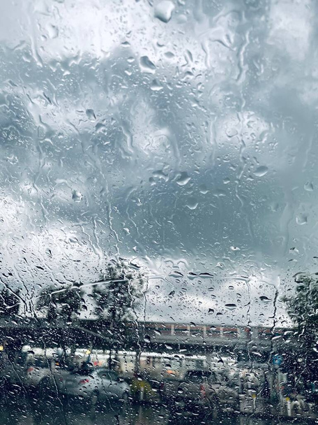 Blurred of water drop rain in the road - Foto, afbeelding