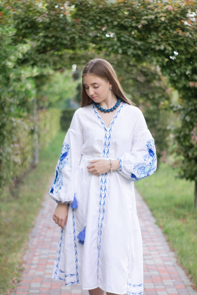 ukrán szőke lány nemzeti kék ruhában, hímzett ingben. fiatal hazafi nő. szabadban fotó bájos nő. - Fotó, kép