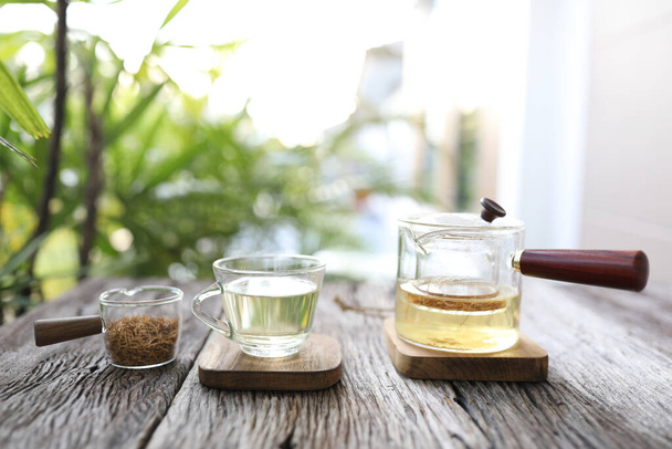 чай из пыльцы лотоса в прозрачной стеклянной чашке - Фото, изображение