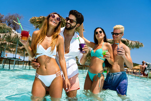 Bir grup arkadaş birlikte eğleniyor, yaz tatilinde kokteyl içiyor. İnsanlar mutluluk içinde seyahat eder.. - Fotoğraf, Görsel
