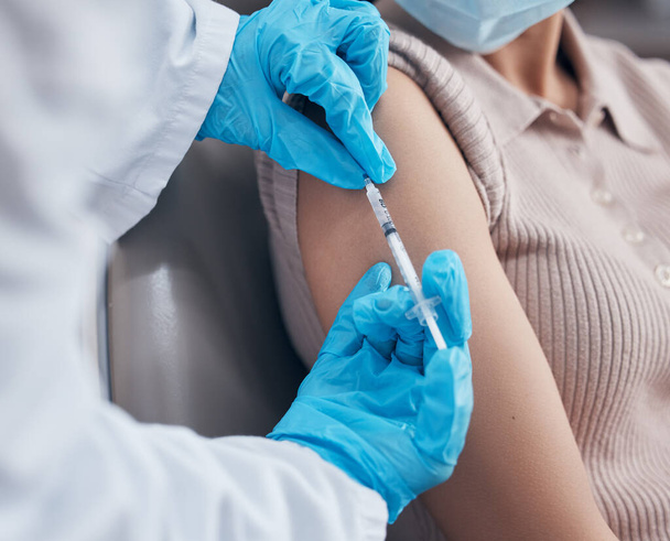 a woman receiving a vaccination shot from her doctor. - Foto, afbeelding