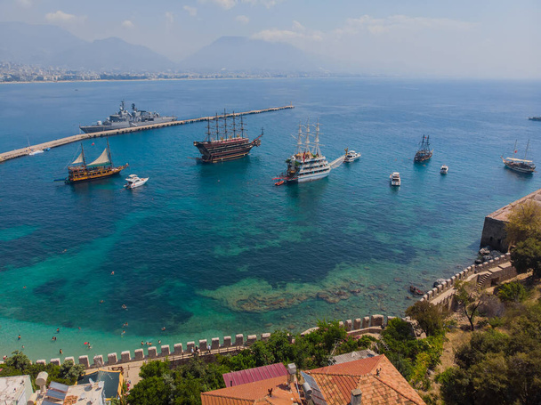 View from a height to the port of Alanya. Sea harbor. Mediterranean Sea. Lighthouses in the harbor at the exit from the water area of the port of Alanya. Turkey. Aerial photography. Panorama - Foto, Imagem
