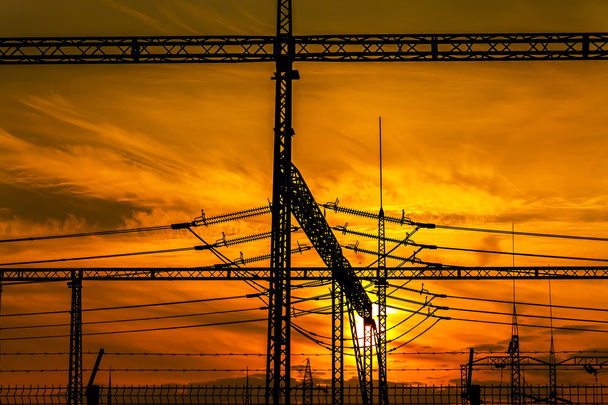 pylône électrique silhouetté avec ligne électrique au coucher du soleil
 - Photo, image