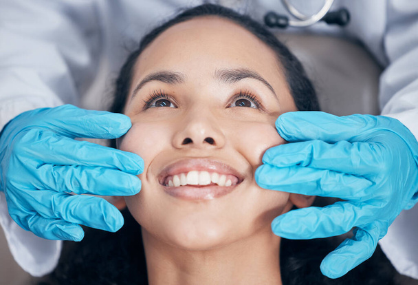 een tandarts controleren van hun handwerk na een procedure. - Foto, afbeelding