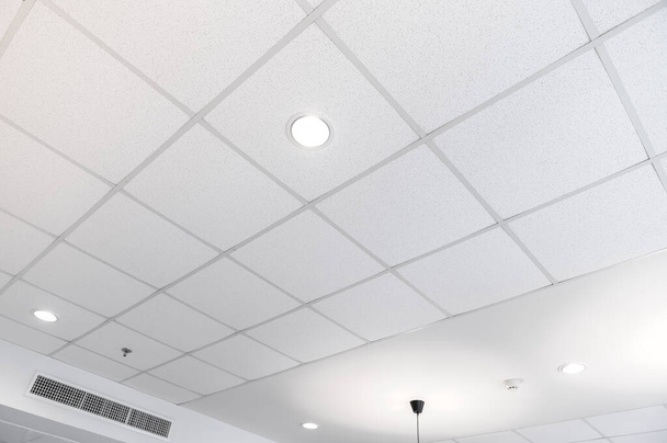 Lámpara fluorescente en el techo moderno
 - Foto, Imagen