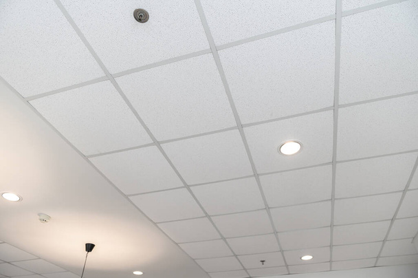 Lámpara fluorescente en el techo moderno
 - Foto, imagen