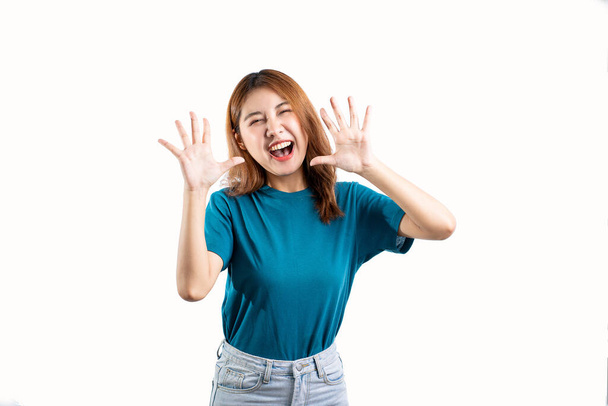 schattig en charmant lachende aziatische vrouw gebaren handen op witte achtergrond. - Foto, afbeelding
