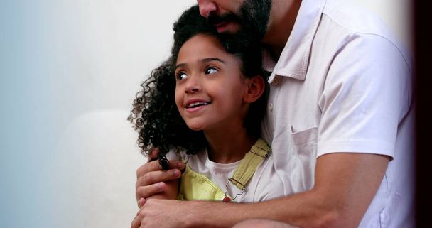 Pai e filha amam. Criança de raça mista com o pai abraçar e abraçar - Foto, Imagem