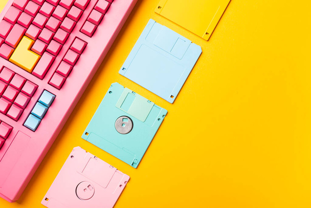 Disques disquettes et clavier sur des fonds de couleurs vives. Photo de haute qualité - Photo, image