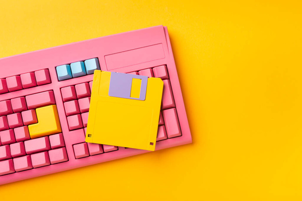 Floppy disks en toetsenbord op felgekleurde achtergronden. Hoge kwaliteit foto - Foto, afbeelding