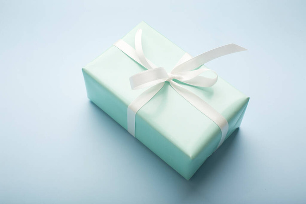 Presente cajas en el concepto de vacaciones de tarjetas de felicitación de fondo azul. Foto de alta calidad - Foto, Imagen