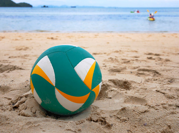 Nahaufnahme Ein Beachvolleyball auf Sand mit Meereshintergrund - Foto, Bild