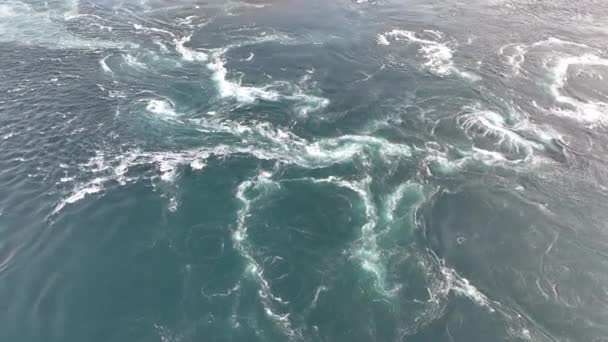 Potente corriente forma pequeños remolinos y remolinos en el agua del océano. Imágenes de alta calidad 4k - Metraje, vídeo