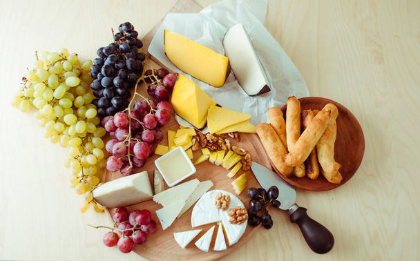 Valikoivan juuston vaihtelu puulaudalla hedelmillä - Valokuva, kuva