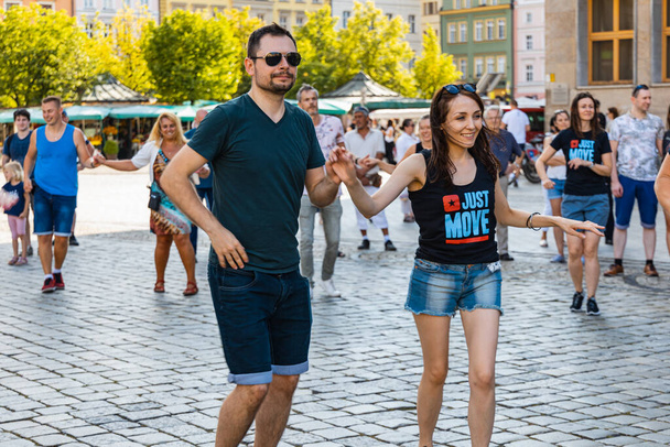 Wroclaw, Polen - 31. Juli 2021: Rueda de Casino Open Event auf dem Marktplatz - Foto, Bild