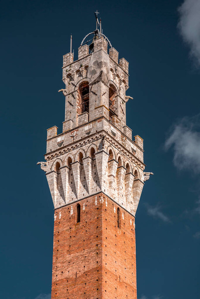The Palazzo Pubblico, town hall is a palace located at the Piazza del Campo, the central square of Siena, Tuscany, Italy. - Fotoğraf, Görsel