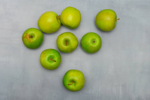 Natura morta fotografia di mele mature verdi fresche su un tavolo rustico grigio. Natura morta cibo fotografia per molti scopi - Foto, immagini