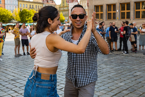 Vratislav, Polsko - 31. července 2021: Rueda de Casino na náměstí - Fotografie, Obrázek