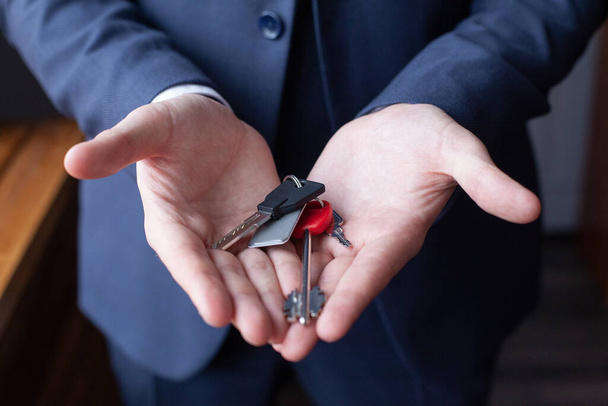 Концепция недвижимости, вид сверху на руки банковского агентства дают ключ от дома покупателю - Фото, изображение