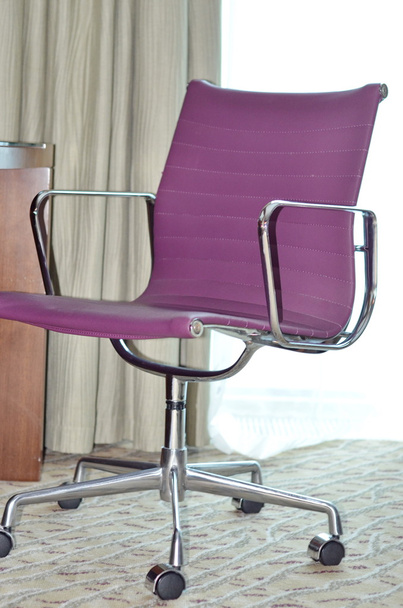 Офисное кресло в современном отеле
 - Фото, изображение