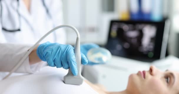 Lääkäri tekee rintojen ultraäänen naiselle, lähikuva. Mammoplastia, rintaimplantin valinta, leikkauksen valmistelu - Materiaali, video
