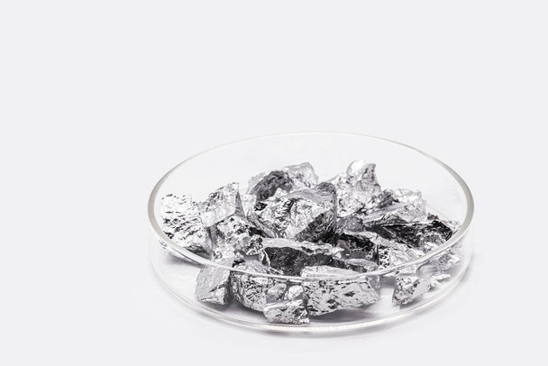 чашка Петри с хромовой рудой, промышленное использование руды, металлический химический элемент, изолированные на белом фоне - Фото, изображение