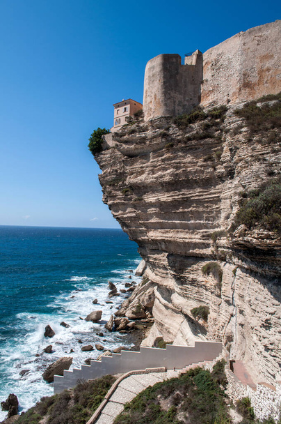 Uma vista da cidade de Bonifacio (Córsega), que fica diretamente sobre a rocha acima do mar - Foto, Imagem