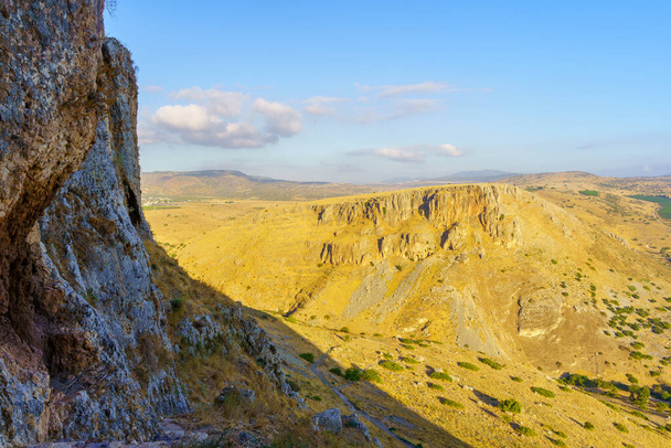 View of rocks, cliffs, footpath, and Mount Nitai, in Mount Arbel National Park, Northern Israel - Foto, Imagen